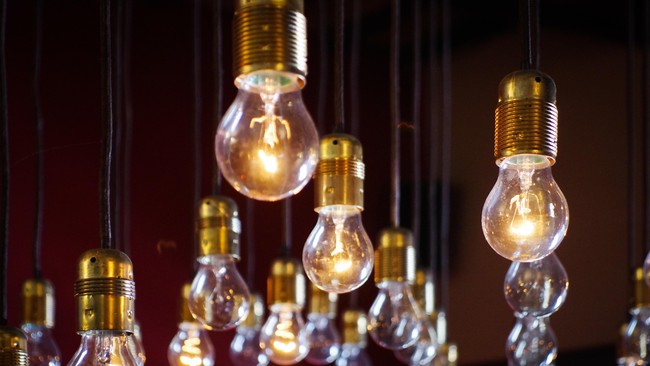 Thomas Alva Edison merupakan seorang penemu asal Amerika Serikat yang memiliki kebiasaan yang unik.