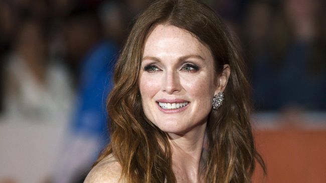 Bintang film Still Alice itu tidak lagi berdiam diri saat menunggu, karena kini ia bisa asyik membaca akun komedian dan kantor berita di Twitter.