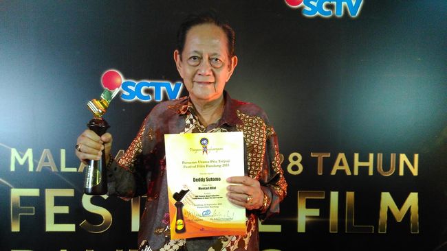 Tak hanya masih aktif main film, sang aktor senior juga tak gentar bersaing dengan aktor-aktor berusia muda.