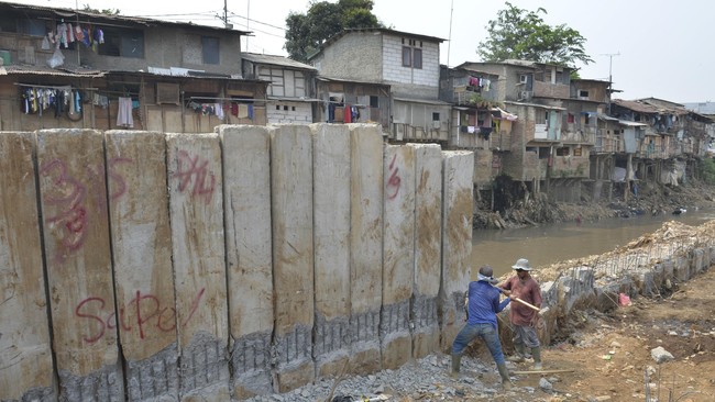 Sebuah petisi online dalam laman change.org menyebutkan, penggunaan turap beton di Sungai Ciliwung bisa merusak lingkungan karena menghalangi resapan air.