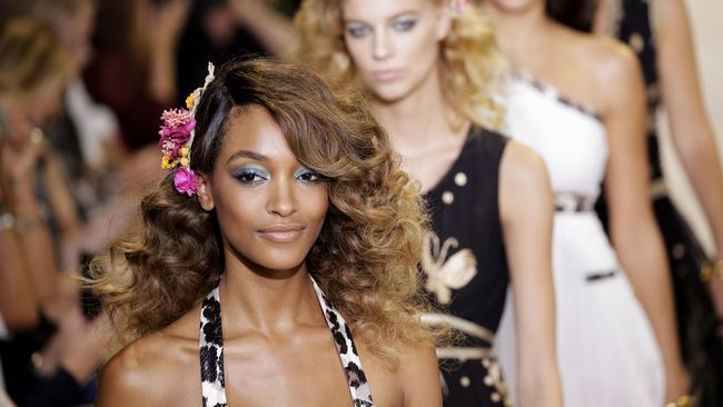 NYFW mampu menghasilkan keuntungan US$887 juta atau setara Rp11,9 triliun. Angka itu lebih besar dari pendapatan Super Bowl sebesar US$720 juta.