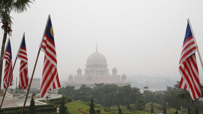 Malaysia jadi salah satu negara yang mengalami efek negatif akibat kabut asap dari Indonesia. Jumlah turis yang berkunjung ke Malaysia anjlok drastis.