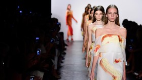 Prabal Gurung Kenang Nepal Lewat Fashion Show di NYFW