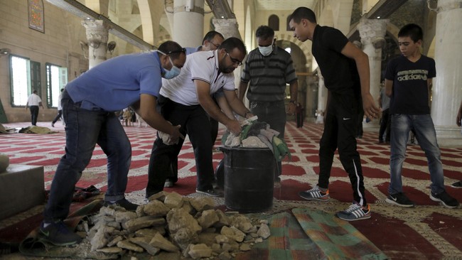 Serangan tersebut menghancurkan 32 jendela di masjid itu hancur berantakan, pintu rusak dan karpet terbakar di 12 titik.
