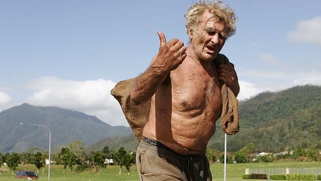 Fomenko menjauhkan diri dari masyarakat modern, bertahan hidup dengan membunuh buaya dan babi dengan tangan kosong di hutan belantara.