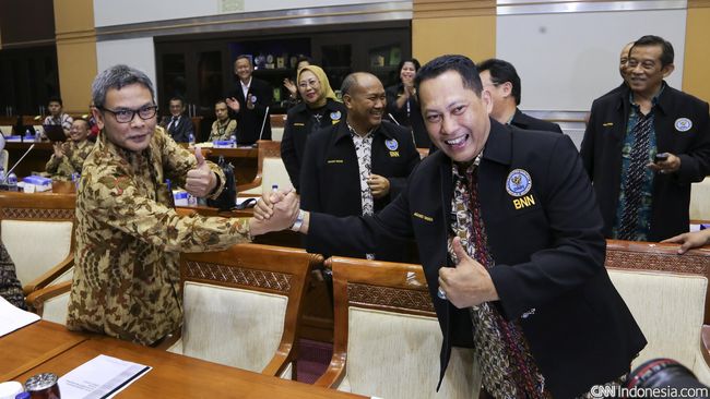 Budi Waseso rapat terbatas bersama Presiden Joko Widodo di Istana Negara. Ia tampak sumringah saat berjalan menuju ruang tunggu.