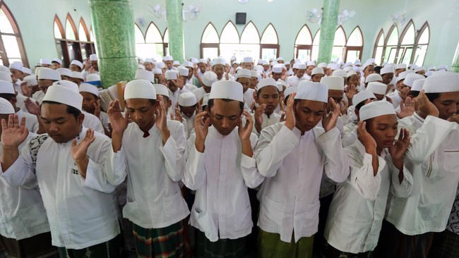 Saya kurang pengetahuan agamanya, lebih suka berkemeja dan jeans, dan membaca buku sosiologi. Bagaimana caranya supaya tetap terhubung dengan para santri?