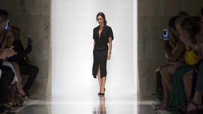 Ekspresi Busana Penuh Keriangan Victoria Beckham di NYFW