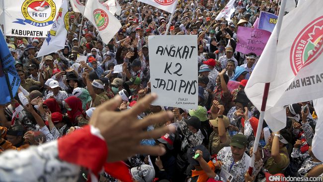 Perekrutan Tenaga Honorer Disetop Mulai Tahun Ini Menpan-RB Tjahjo Kumolo memastikan tidak akan ada lagi perekrutan tenaga honorer untuk meminimalisasi pembengkakan calon PNS.