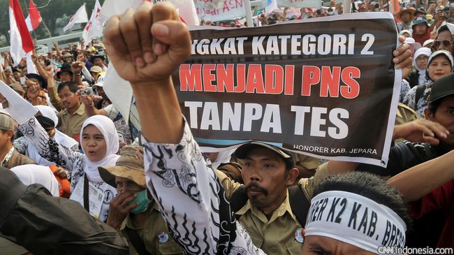 Curhat Guru Honorer: Bercerai hingga Nyambi Jadi Ojek Online Menjadi guru honorer tetap dilakoni meski gaji minim karena berharap bisa diangkat jadi PNS. Namun apa daya, cita-cita jadi abdi negara terhalang usia.