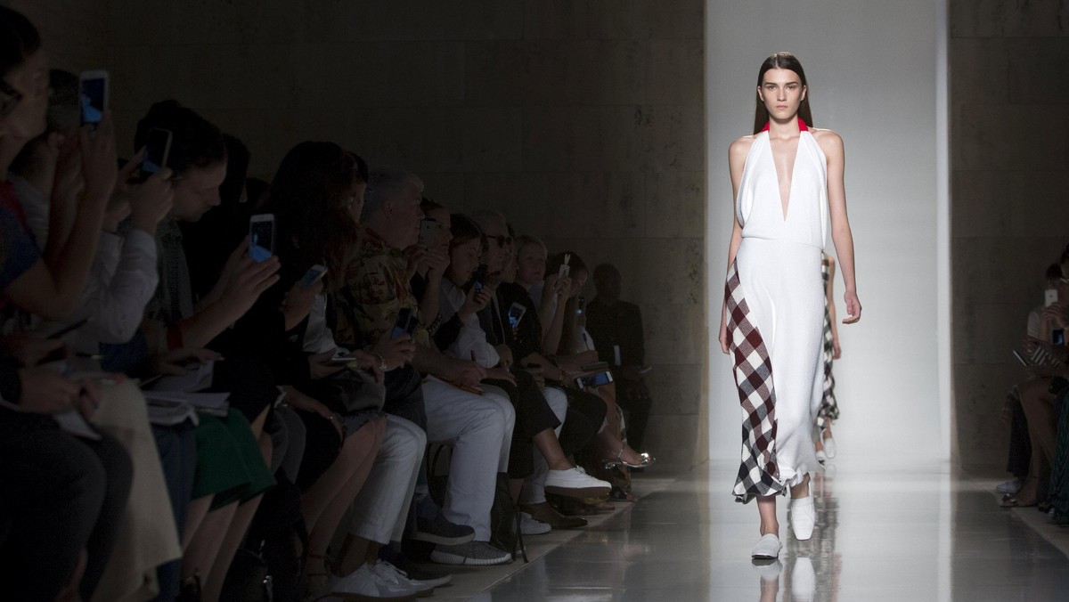 Ekspresi Busana Penuh Keriangan Victoria Beckham di NYFW