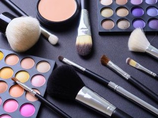 Eyeshadow Sering Menggumpal di Lipatan Mata? Coba 3 Eye Base Ini Dulu
