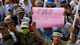 Pemerintah dan DPR Rapat Sikapi Tuntutan Guru Honorer