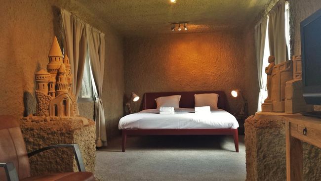 Tak hanya hotel yang terbuat dari es yang menjadi sorotan dunia. Di Belanda, terdapat hotel yang terbuat dari pasir, dan menjadi yang pertama di dunia.