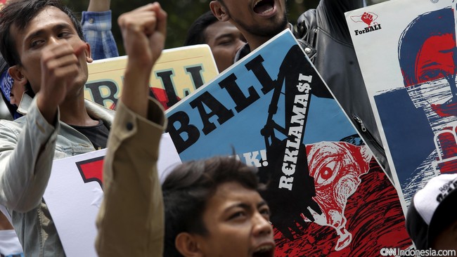 Aktivis penolak reklamasi Teluk Benoa  I Gusti Putu Dharmawijaya dibawa ke Polda Bali untuk diperiksa dalam kasus penurunan bendera merah putih.
