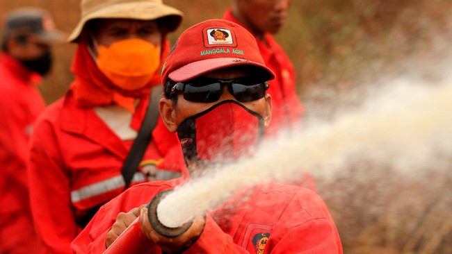 BNPB mengungkapkan sudah lebih dari 20 ribu personel gabungan diterjunkan untuk memadamkan titik api lewat jalur darat, baik di Sumatera ataupun Kalimantan.