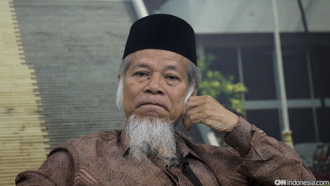 Ketua Tim Pengawal Peristiwa Pembunuhan (TP3) laskar FPI mempertanyakan dasar hukum polisi menetapkan tersangka ke orang yang meninggal dunia.