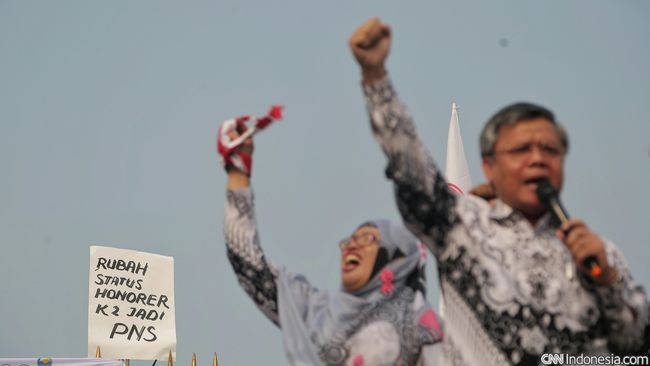 Demo Guru Honorer Sampaikan 10 Rincian Tuntutan Mereka menyatakan aksi akan tetap dilakukan jika pertemuan dengan Menteri Yuddy Chrisnandi tak membuahkan hasil.