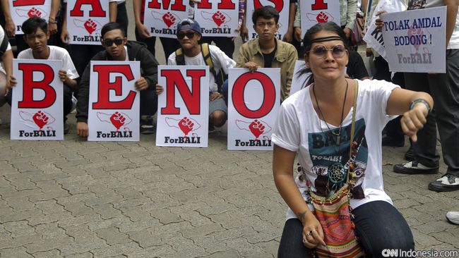 Musikus dan aktivis Melanie Subono meminta bantuan tim Damkar untuk mengevakuasi sarang lebah dari kandang anjingnya.