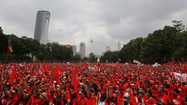 Pemimpin aksi 'Kaus Merah', Jamal Yunos memaparkan bahwa aksi itu dilakukan sebagai tandingan aksi Bersih, yang menurutnya kerap menghina Melayu.