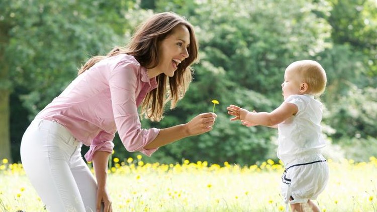 Saat melihat tumbuh kembang anak lain, jangan sampai nggak fokus sama buah hati sendiri lho, Bun.