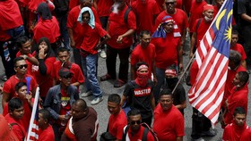 Aksi 'Kaus Merah' Tingkatkan Sentimen Rasial di Malaysia