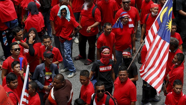 Demonstrasi kelompok "Kaus Merah" yang mendukung pemerintahan PM Najib Razak dinilai akan meningkatkan isu rasialisme yang sensitif di Malaysia.