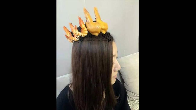 Setelah era kecambah, kini eranya udang goreng dan spaghetti pasta tomat yang menempel di rambut remaja perempuan di China.