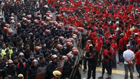 Polisi Malaysia Bubarkan Paksa Aksi Rasis Kaos Merah