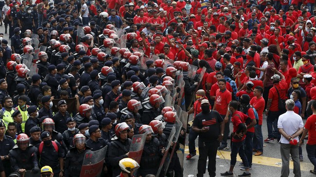 Pembubaran paksa dilakukan setelah massa pendukung pemerintah ini berupaya memasuki wilayah bisnis warga China di Kuala Lumpur.