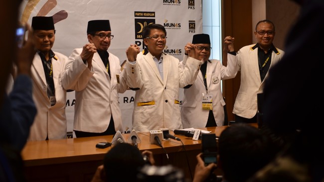 Lelaki asal Tasikmalaya, Jawa Barat itu pernah dua tahun jadi penyiar Radio NHK Jepang. Kini ia orang nomor satu di Partai Keadilan Sejahtera.