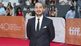 Shia LaBeouf Memenuhi Permintaan Absurd Penggemar