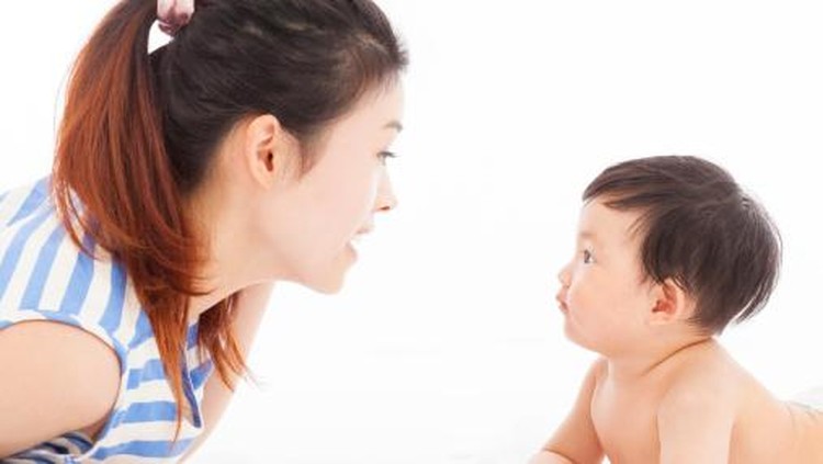 Bun, ajak bayi ngobrol yuk untuk menstimulasi perkembangan bicara dan bahasanya.