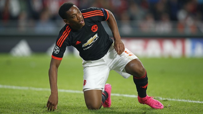Paul Scholes mengkritik kebijakan transfer Louis van Gaal dan menyebut pelatih Belanda itu melakukan kesalahan dengan membuat United krisis striker.
