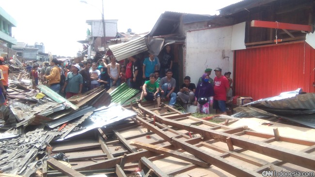 Pedagang sadar selama ini berjualan di atas saluran air dan tidak membayar iuran. Sosialisasi pembongkaran juga sudah dilakukan sejak bulan lalu.