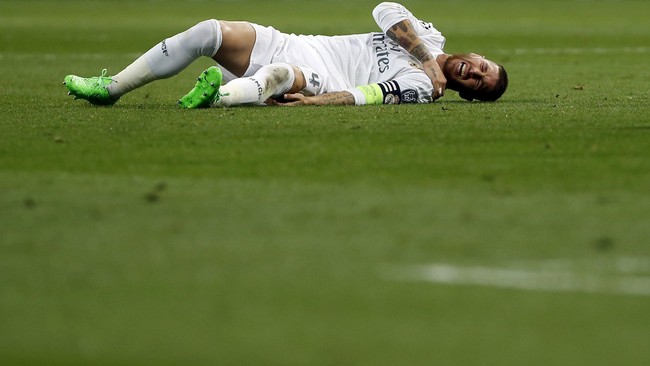 Bek Real Madrid, Sergio Ramos, mengakhiri pertandingan melawan Paris Saint Germain dengan rasa sakit pada bahunya.