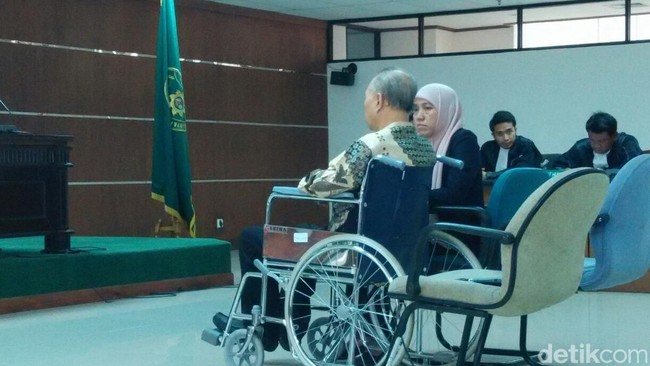 Komisaris PT Bursa Berjangka Jakarta (BBJ) dituntut tiga tahun penjara karena diduga menyuap bekas Kepala Bappebti Rp 7 miliar.