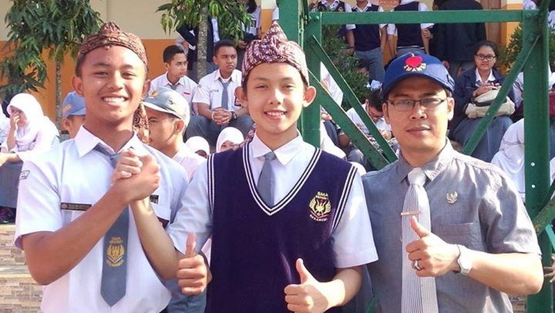 Lahir dari keluarga guru, membuat Dudung Koswara memiliki naluri untuk mengajar sejak kecil.