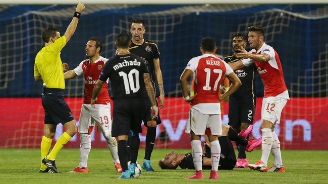 Arsenal mengalami kesulitan karena harus bermain dengan 10 orang di kandang Dynamo Zagreb setelah Olivier Giroud diusir dari lapangan pada babak pertama.