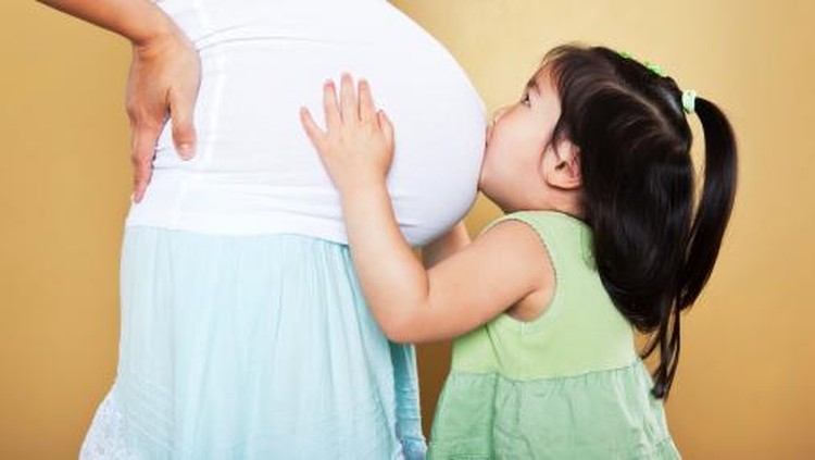 Saat anak bertanya, "Kok dedek bayi bisa ada di perut Bunda?" gimana jawabnya ya?