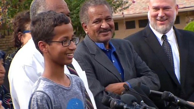 Ahmed Mohamed hanya ingin mendapat pujian dari gurunya dengan merakit jam digital. Tetapi pihak sekolah mengira dia merakit bom palsu.