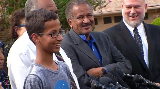 Ahmed Mohamed hanya ingin mendapat pujian dari gurunya dengan merakit jam digital. Tetapi pihak sekolah mengira dia merakit bom palsu.