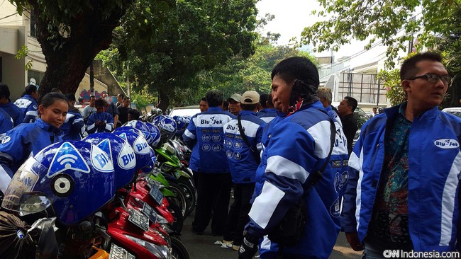 Setelah Gojek, GrabBike, kini giliran Blujek. Aplikasi sejenis yang menawarkan pemesanan ojek motor melalui aplikasi di kawasan Jadetabek.