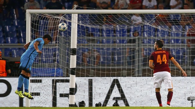 Saat peluit tanda jeda dua babak berbunyi pertandingan antara AS Roma versus Barcelona berkedudukan 1-1. Gol dicetak Luis Suarez dan Alesandro Florenzi.