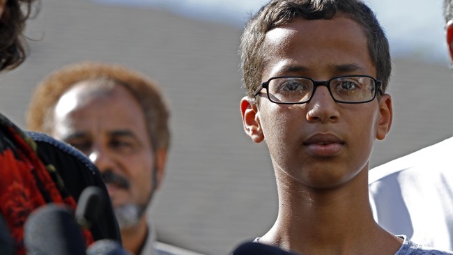 Secara mengejutkan Microsoft mengirim sebuah bingkisan untuk Ahmed Mohamed, remaja muslim yang sempat ditangkap polisi karena dugaan membuat bom.