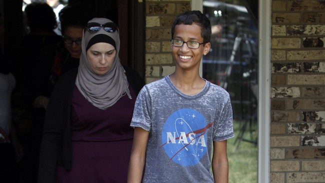 Ahmed Mohamed ditangkap karena membuat jam digital yang dikira bom. Isu rasialisme dan semangat remaja dalam melakukan pengembangan mewarnai kisah Ahmed.