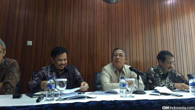 Menteri Koordinator Bidang Perekonomian Darmin Nasution menyatakan siap pasang badan untuk mengambil risiko dari kelanjutan proyek kawasan berikat migas.