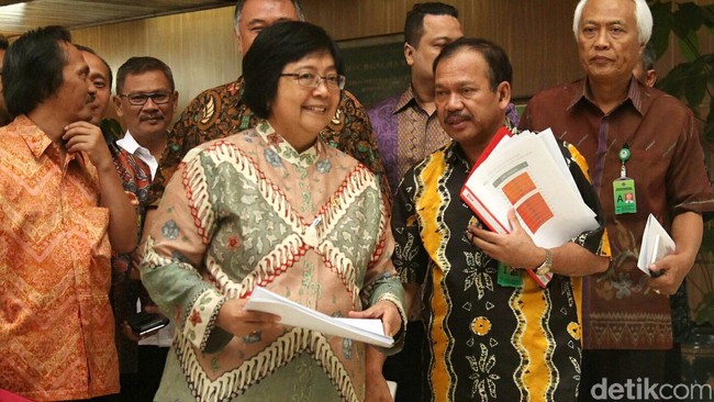 Demi mempercepat investasi di sektor pertambangan nasional dan lainnya, pemerintah akan memangkas mekanisme perizinan kehutanan dari 14 izin menjadi enam izin.