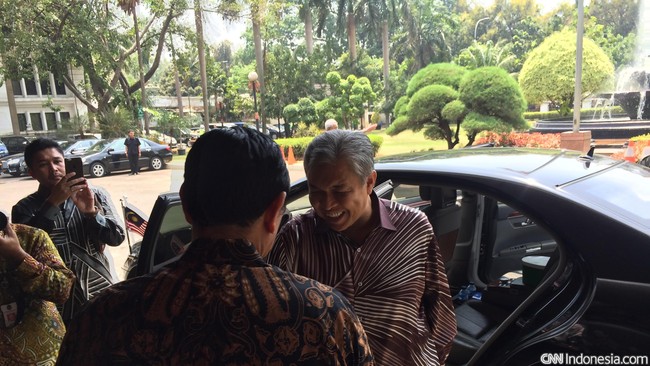 Menkopolhukam Luhut mengatakan Indonesia lebih menderita dari Malaysia soal kabut asap. Korban di Malaysia, kata dia, 1 dibanding 10 dengan di Indonesia.