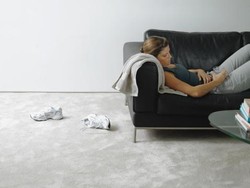 4 Cara Mudah Hilangkan Bau Tidak Sedap pada Sofa